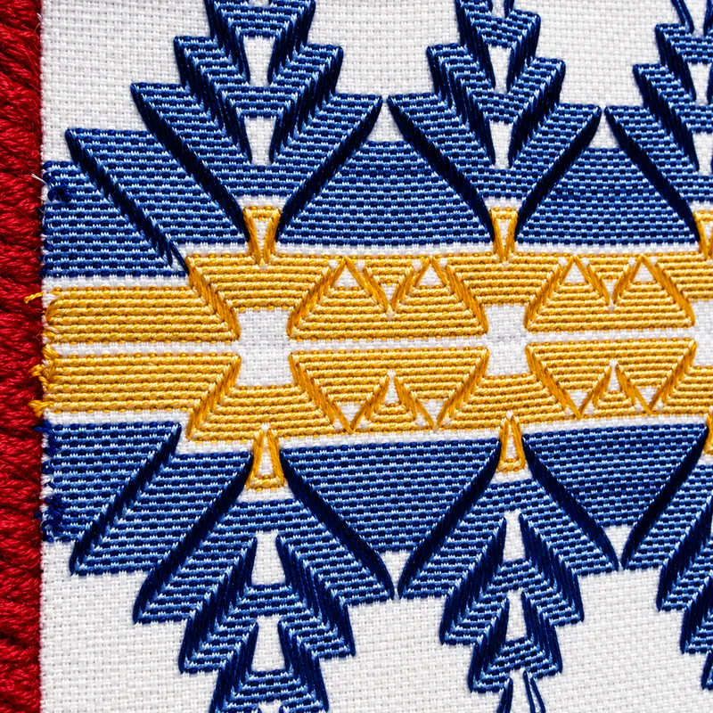 Close do vagonite bem cheio em azul e amarelo-ouro com barrado vermelho